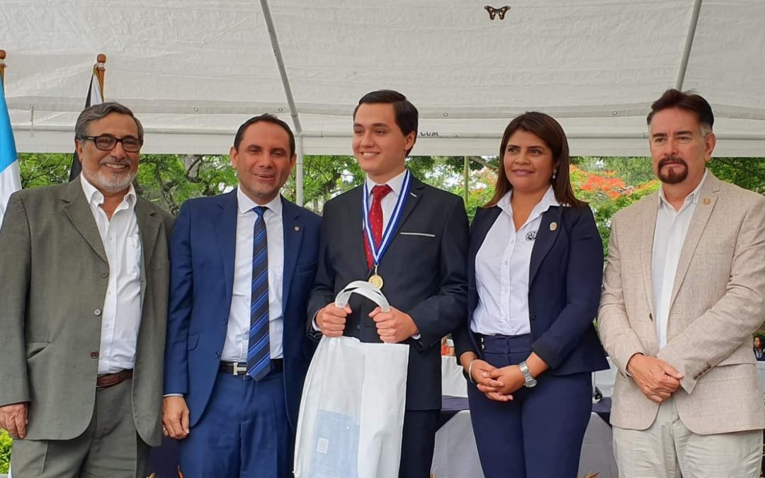 Residente de Balanyá recibe reconocimiento en la USAC